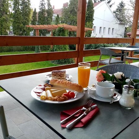 Hotel Ditlin Pápa Zewnętrze zdjęcie