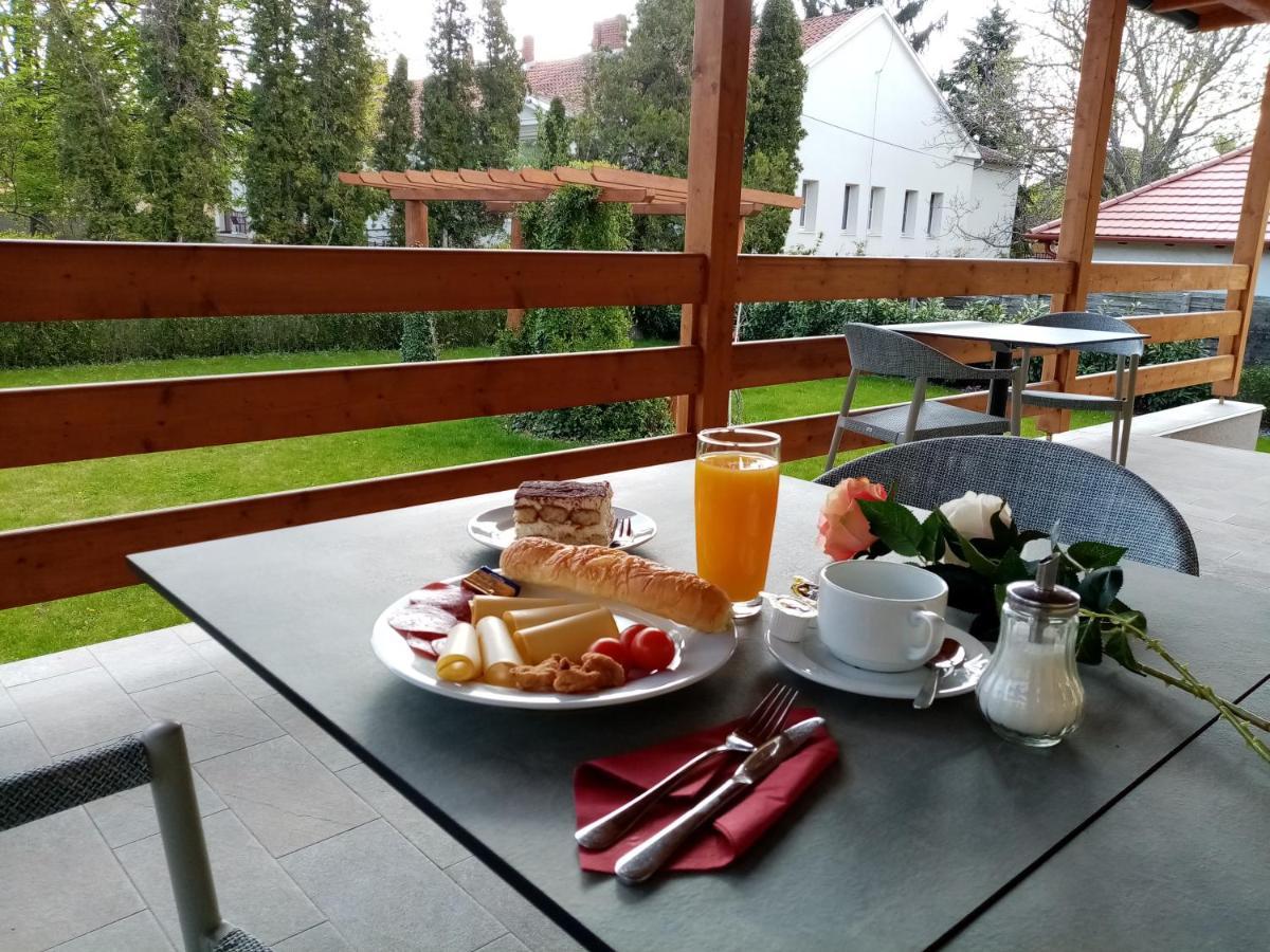 Hotel Ditlin Pápa Zewnętrze zdjęcie